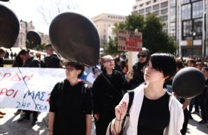 “Για τα παιδιά στα Τέμπη”: Με μαύρα μπαλόνια διαδηλώνουν οι μαθητές σε όλη τη χώρα