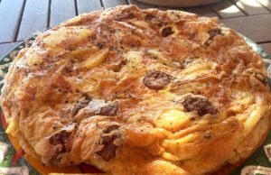 Ελληνικές συνταγές: Φρουτάλια ή φουρτάλια με αγκινάρες και λουκάνικο Τήνου