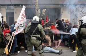 Σύνταγμα: Τα βίντεο που εκθέτουν την ΕΛΑΣ – Εικόνες βαρβαρότητας σε μια ειρηνική συγκέντρωση