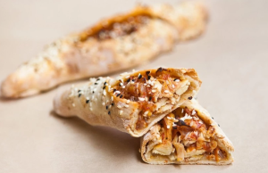 Τα στέκια στο κέντρο που προσφέρουν απολαυστικές νοστιμιές στο χέρι