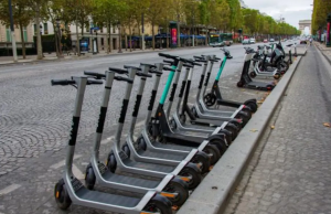 Παρίσι: Απαγορεύονται τα ηλεκτρικά πατίνια – Οι κάτοικοι ψήφισαν υπέρ της απόσυρσης στο δημοψήφισμα