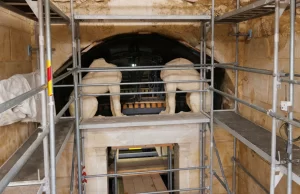 Αμφίπολη: Εντυπωσιακή ξενάγηση μέσα στον τύμβο Καστά – Καρυάτιδες, γρύπες, ψηφιδωτά