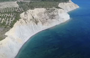 Μεσσηνία όπως Νορμανδία: Οι άγνωστες κατακόρυφες ακτές που «κόβουν» την ανάσα