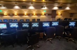 Καλλιθέα: Έφοδος της ΕΛΑΣ σε παράνομο μίνι καζίνο – 8 συλλήψεις, κατάσχεση 53 υπολογιστών