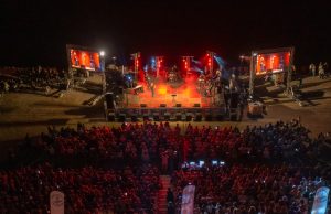 Ο Δάκης γέμισε ασφυκτικά το θέατρο της 3ης Μαρίνας Γλυφάδας