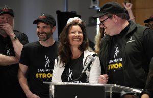 Απεργία ηθοποιών στο Χόλιγουντ: Σαρώνει η πύρινη ομιλία της Fran Drescher κατά της απληστίας των στούντιο (Photos/Video)