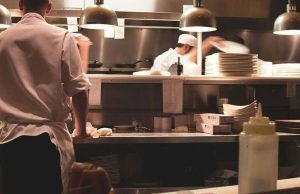 Εστίαση: «Πονοκέφαλος» για τους επιχειρηματίες οι τιμές των τροφίμων – «Αυξημένο 20% το κόστος»