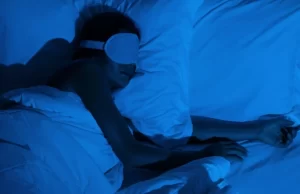 Τι συμβαίνει στο σώμα σου αν κοιμάσαι με την τηλεόραση ανοιχτή