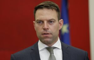 Τέμπη: Πυρ ομαδόν κατά Άδωνι – Τον «καλύπτει» η ΝΔ