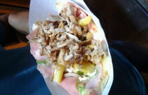 Ουρές για να το δοκιμάσουν: Το αυθεντικό πιτσόγυρο που χορταίνει δυο άτομα το βρίσκεις μόνο σε ένα μαγαζί Pics)