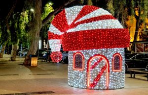 Η Γλυφάδα έβαλε τα γιορτινά της και μας περιμένει