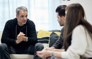 «Ομπρέλα» ΣΚΑΪ σε Μητσοτάκη για την επίσκεψη σε «γνώριμο» ζευγάρι στο Γαλάτσι