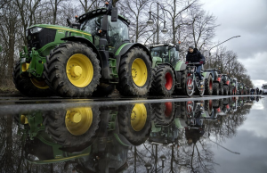 Σε θέσεις μάχης οι αγρότες σε όλη την Ευρώπη – Ξεσηκωμός από το Παρίσι μέχρι τη Λάρισα
