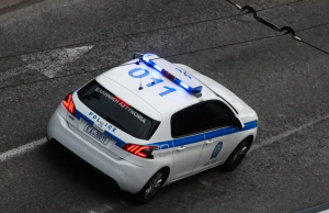 Γλυφάδα: Ανήλικοι πέταξαν κροτίδες σε δύο 14χρονες κοπέλες – Συνελήφθησαν δύο άτομα