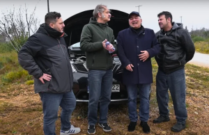 Το Ευτυχισμένοι Μαζί, μία από τις πιο επιτυχημένες σειρές της ελληνικής τηλεόρασης επίστρεψε 15 χρόνια μετά. Δείτε την πιο αστεία σκηνή του Ευτυχισμένοι Μαζί, με τους αγαπημένους ηθοποιούς αλλά… λίγο μεγαλύτερους.