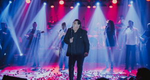 «Τότε αξίζει να τραγουδάς ρε μάγκα»: Το κόλπο με τα πιάτα που έκανε τον Βασίλη Καρρά άρχοντα της νύχτας