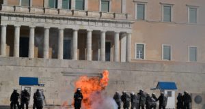 Επεισόδια τώρα στην Βούλη | Ζωντανή Σύνδεση