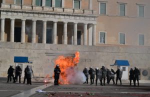 Επεισόδια τώρα στην Βούλη | Ζωντανή Σύνδεση
